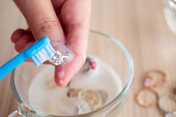 The Safest Way to Clean Diamond Rings
